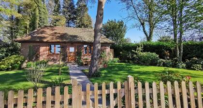 Wyndthorpe Cottage is a bright, single-storey, modern retreat