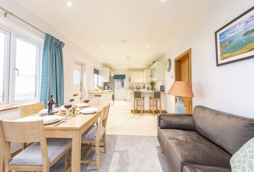 Wyndthorpe Cottage is a bright, single-storey, modern retreat