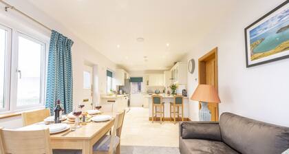 Wyndthorpe Cottage is a bright, single-storey, modern retreat