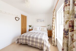 4 bedrooms, desk, travel cot, Internet