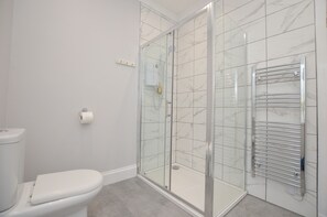 Appartement, 1 slaapkamer (The Gallery) | Badkamer | Een douche, een haardroger, handdoeken, zeep