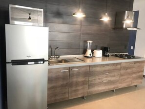 Appartement Design, 1 chambre, vue partielle sur l'océan | 1 chambre, coffres-forts dans les chambres, décoration personnalisée