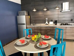 Design-Apartment, 1 Schlafzimmer, eingeschränkter Meerblick | Eigene Küche | Mikrowelle, Ofen, Herdplatte, Toaster