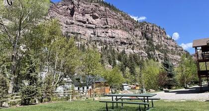 Huge 2000 sq ft! 1200 MBPS! Huge private deck! BBQ! On River! Amazing Mtn Views!