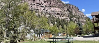 Huge 2000 sq ft! 1200 MBPS! Huge private deck! BBQ! On River! Amazing Mtn Views!