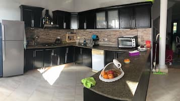 Mikrovågsugn, diskmaskin, kaffe- och tebryggare och grytor/köksredskap