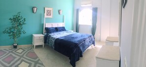 4 عدّة غرف نوم ومكواة/لوح كي وواي فاي وملاءات أسرّة