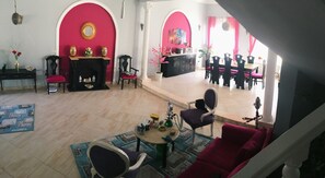 المنشأة من الداخل