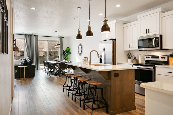 Townhome, 6 Bedrooms | Private kitchen