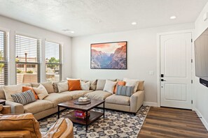 ทาวน์โฮม, 5 ห้องนอน | บริเวณนั่งเล่น | สมาร์ททีวี