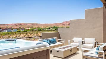 Townhome, 5 Bedrooms | Outdoor spa tub