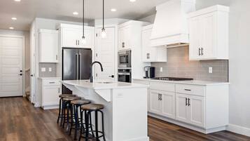 Townhome, 5 Bedrooms | Private kitchen | Fridge, oven, coffee/tea maker, toaster