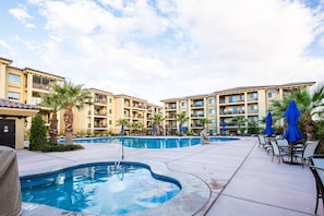 Appart'hôtel, 2 chambres | Piscine | Piscine extérieure