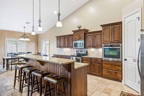 House, 5 Bedrooms | Private kitchen | Fridge, oven, coffee/tea maker, toaster