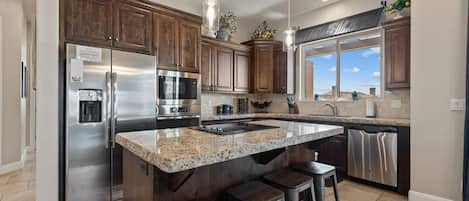 Townhome, 3 Bedrooms | Private kitchen | Fridge, oven, coffee/tea maker, toaster