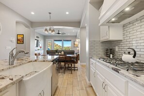 Maison en rangée, 4 chambres | Cuisine privée | Réfrigérateur, un four, cafetière-théière, grille-pain