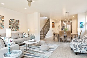 Casa de ciudad, 4 habitaciones | Área de sala de estar | Smart TV 