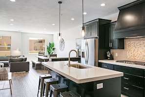 Maison en rangée, 6 chambres | Cuisine privée | Réfrigérateur, un four, cafetière-théière, grille-pain