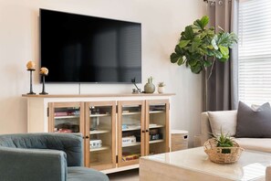 Resortwoning, 6 slaapkamers | Woonruimte | Een smart-tv