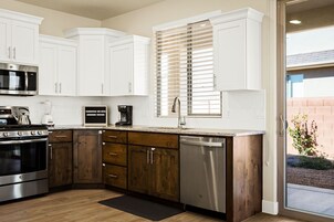 House, 3 Bedrooms | Private kitchen | Coffee/tea maker, fridge, oven, toaster