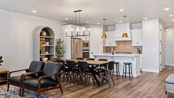Townhome, 4 Bedrooms | In-room dining