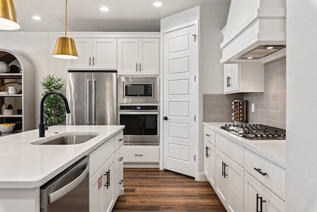 Refrigerador, horno, cafetera/tetera, tostadora