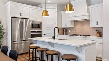 Townhome, 4 Bedrooms | Private kitchen | Fridge, oven, coffee/tea maker, toaster