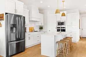 Townhome, 5 Bedrooms | Private kitchen | Fridge, oven, coffee/tea maker, toaster