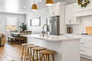 Townhome, 5 Bedrooms | Private kitchen