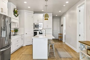 Townhome, 5 Bedrooms | Private kitchen