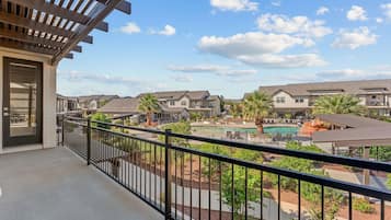 Townhome, 5 Bedrooms | Property grounds
