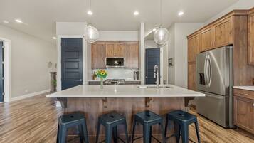 Townhome, 5 Bedrooms | Private kitchen