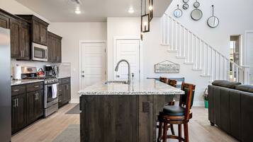 House, 4 Bedrooms | Private kitchen | Fridge, oven, coffee/tea maker, toaster