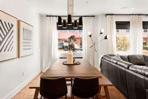 Townhouse, 6 kamar tidur | Tempat makan