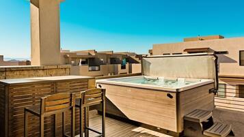 Townhome, 6 Bedrooms | Outdoor spa tub