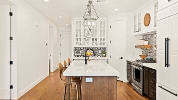 Townhome, 6 Bedrooms | Private kitchen | Fridge, oven, coffee/tea maker, toaster