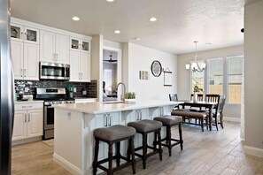 House, 4 Bedrooms | Private kitchen | Fridge, oven, coffee/tea maker, toaster