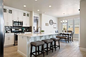 Refrigerador, horno, cafetera/tetera, tostadora