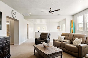 House, 4 Bedrooms | Living area