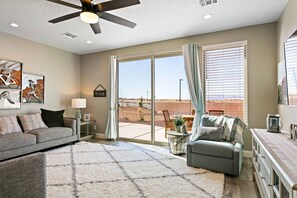 联排别墅, 4 间卧室 | 起居区 | 智能电视