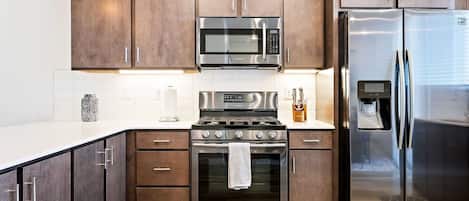 Townhome, 4 Bedrooms | Private kitchen | Fridge, oven, coffee/tea maker, toaster
