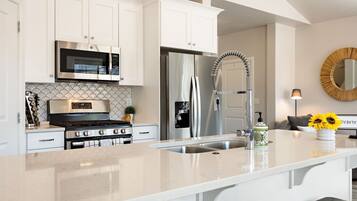 Townhome, 3 Bedrooms | Private kitchen | Fridge, oven, coffee/tea maker, toaster