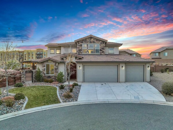 Talo, 4 makuuhuonetta | Ulkopuoli