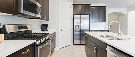 House, 3 Bedrooms | Private kitchen