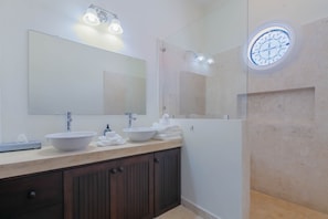 Dusche, Shampoo, Toilettenpapier