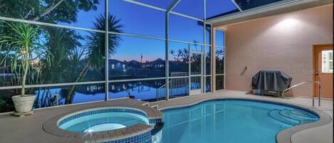 Alberca al aire libre y alberca climatizada