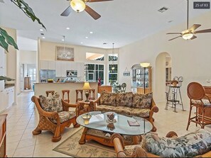 Smart TV, fireplace - Stunning 4 bedroom waterfront home with quick harbour access. (Port Charlotte)