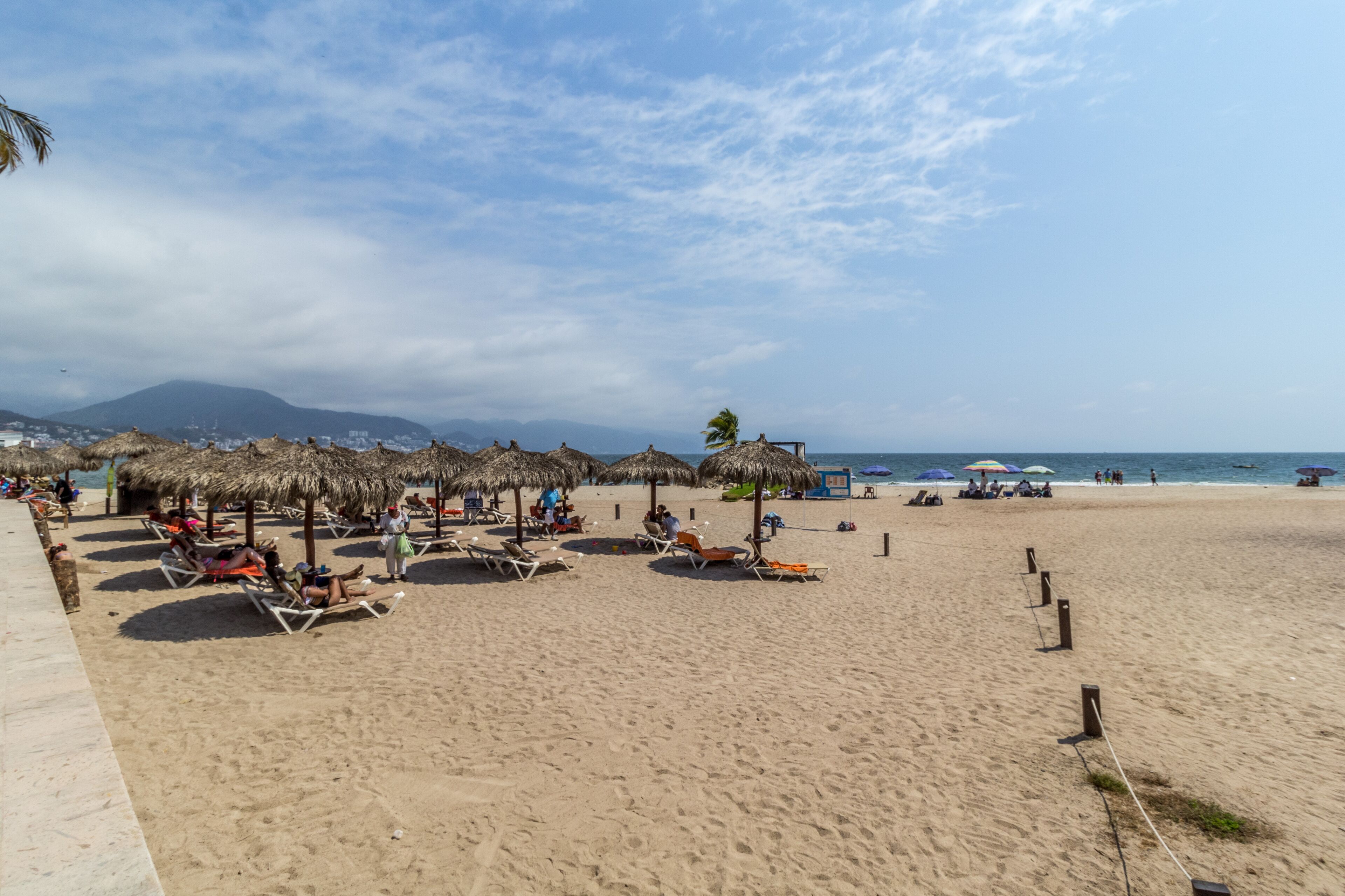 Playa en los alrededores, camastros y toallas de playa 