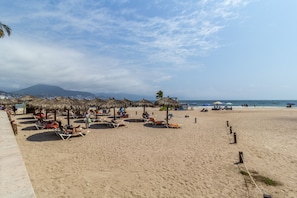 Beach nearby, sun-loungers, beach towels