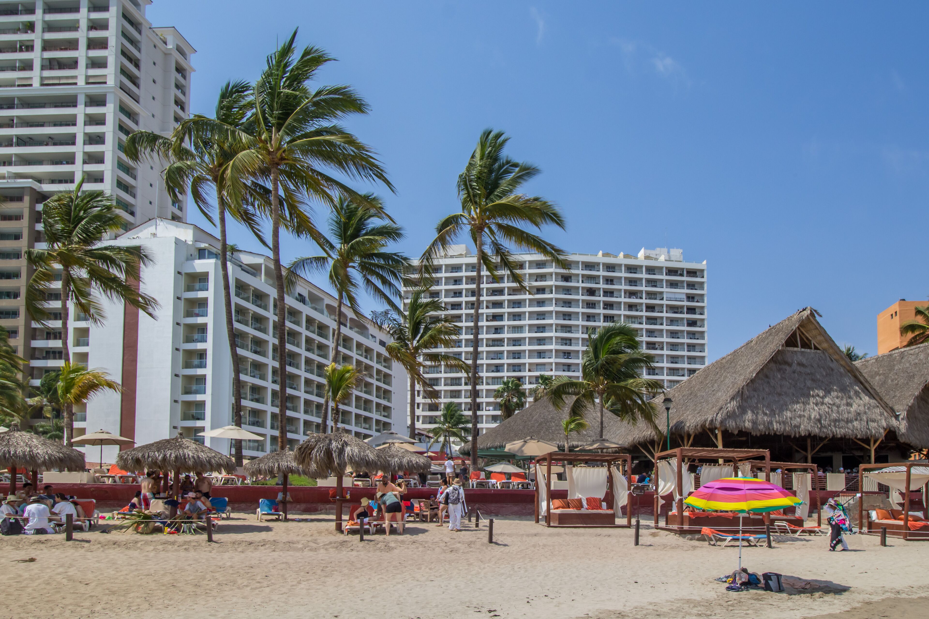Perto da praia, espreguiçadeiras, toalhas de praia 